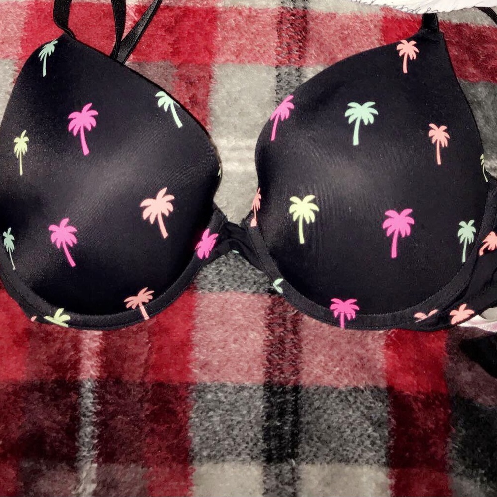 Victoria’s Secret bras . - Picture 2 of 3